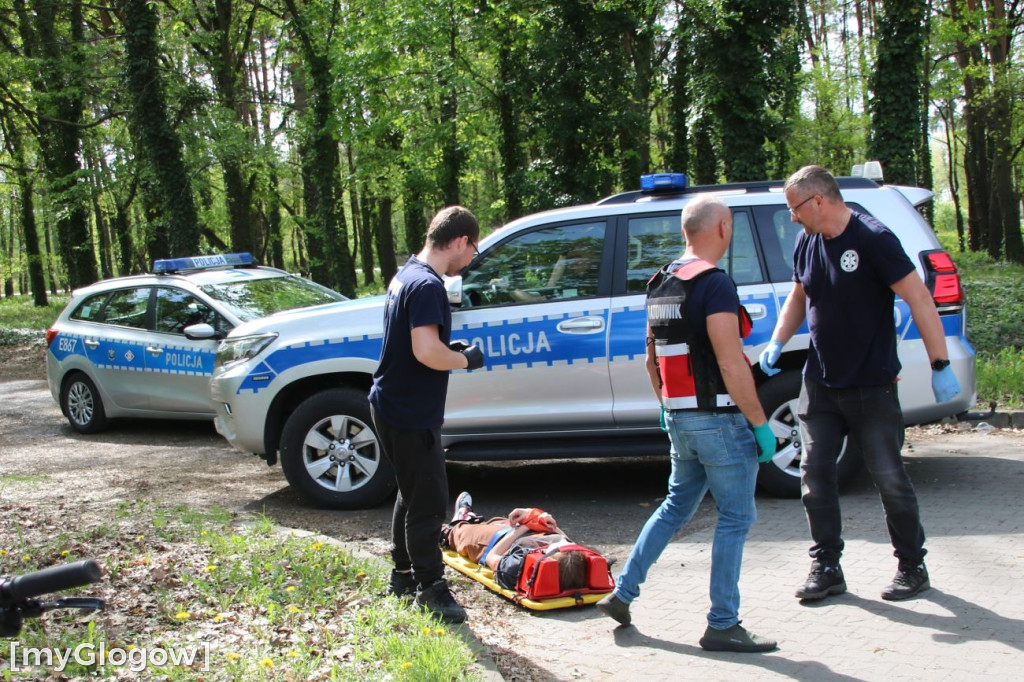 W Sławie potrącone rowerzystki, rozbite auto i dryfujący nurek