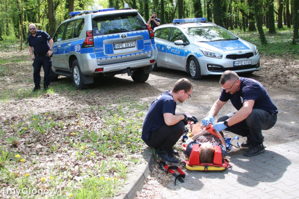 W Sławie potrącone rowerzystki, rozbite auto i dryfujący nurek