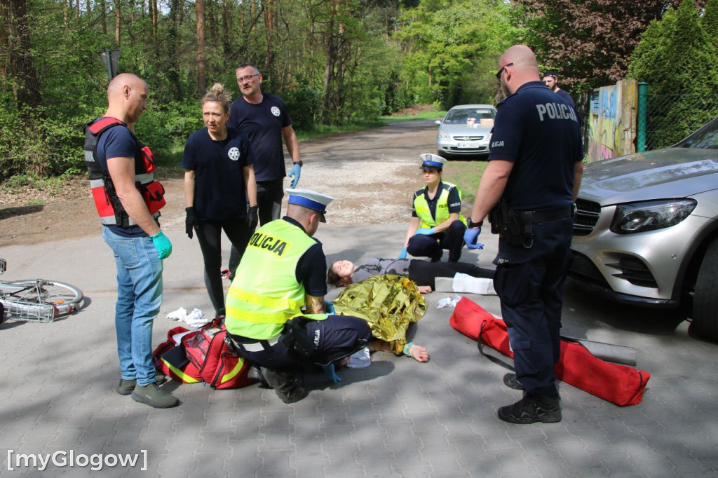 W Sławie potrącone rowerzystki, rozbite auto i dryfujący nurek