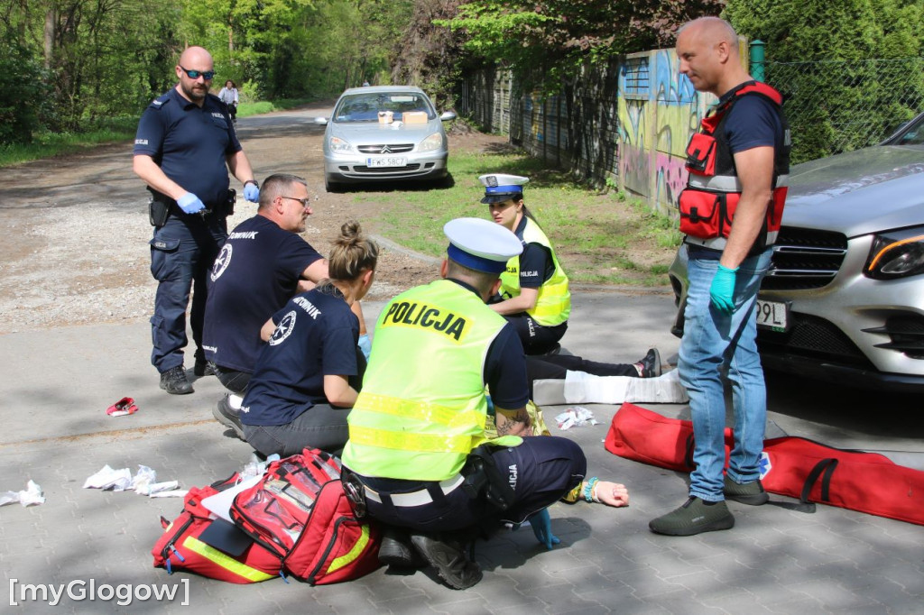 W Sławie potrącone rowerzystki, rozbite auto i dryfujący nurek