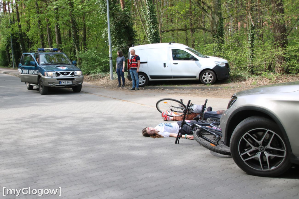 W Sławie potrącone rowerzystki, rozbite auto i dryfujący nurek