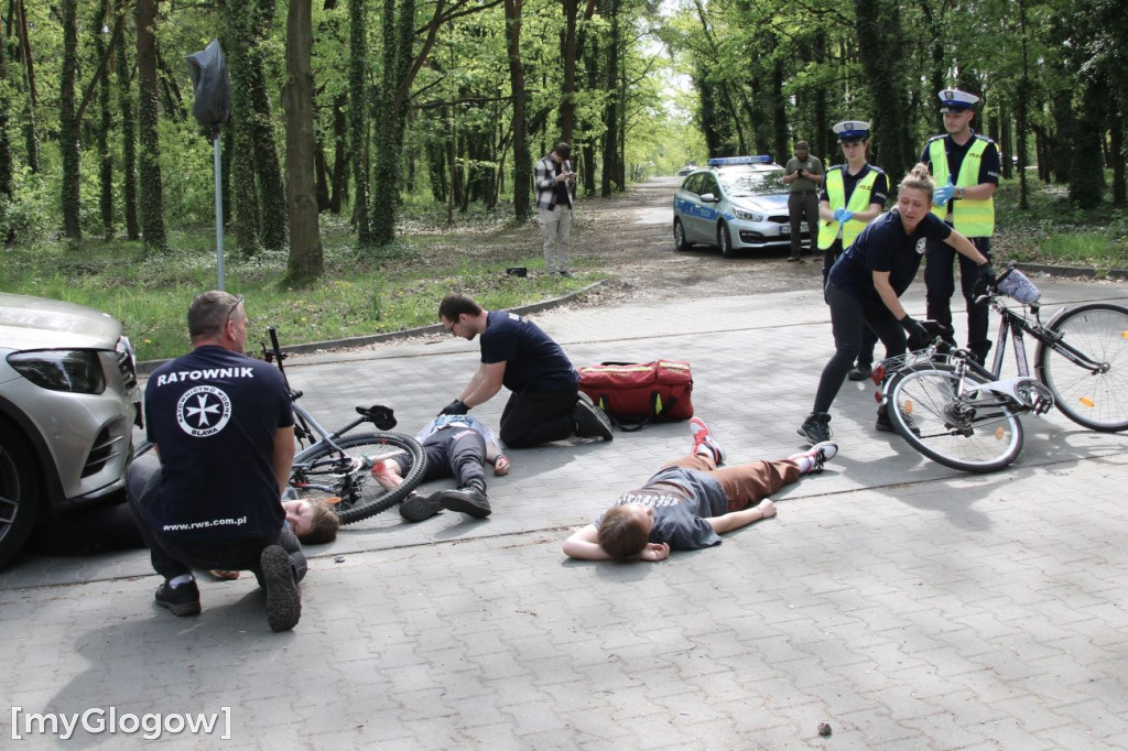 W Sławie potrącone rowerzystki, rozbite auto i dryfujący nurek