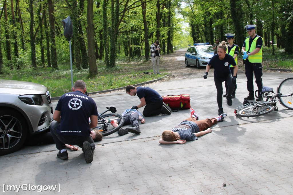 W Sławie potrącone rowerzystki, rozbite auto i dryfujący nurek