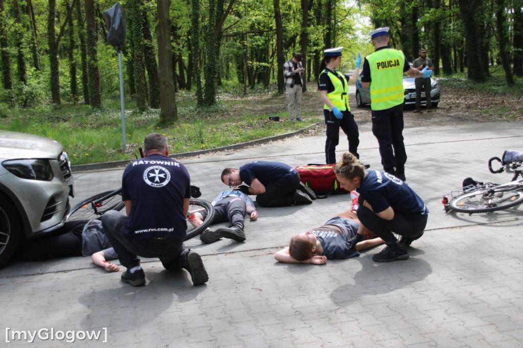 W Sławie potrącone rowerzystki, rozbite auto i dryfujący nurek