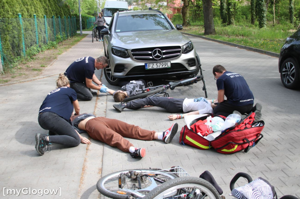 W Sławie potrącone rowerzystki, rozbite auto i dryfujący nurek