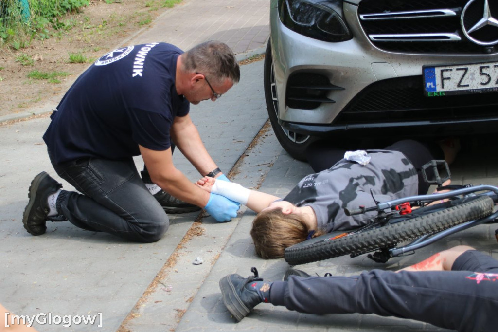 W Sławie potrącone rowerzystki, rozbite auto i dryfujący nurek