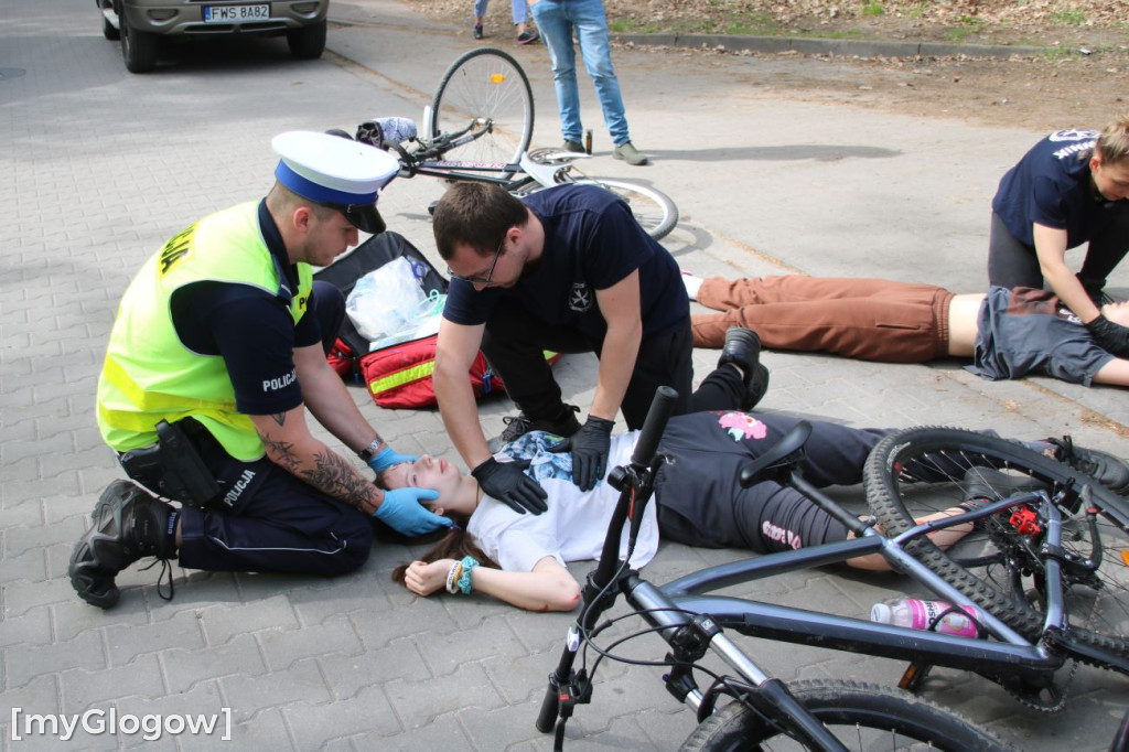 W Sławie potrącone rowerzystki, rozbite auto i dryfujący nurek