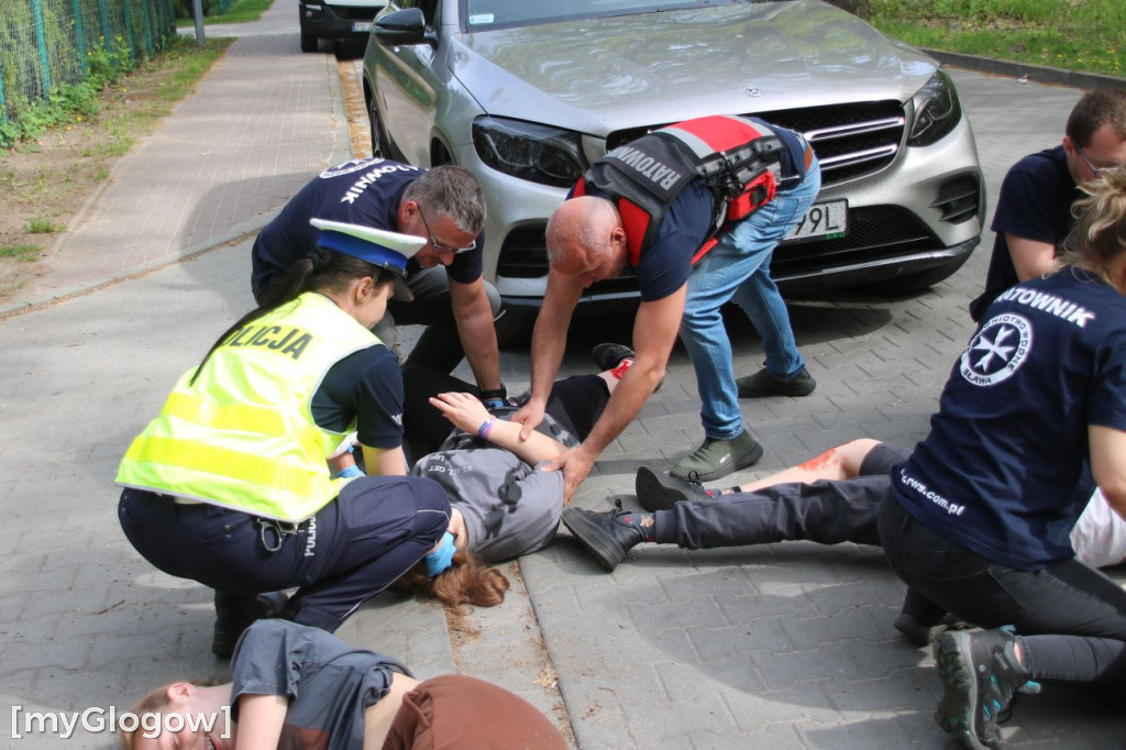 W Sławie potrącone rowerzystki, rozbite auto i dryfujący nurek