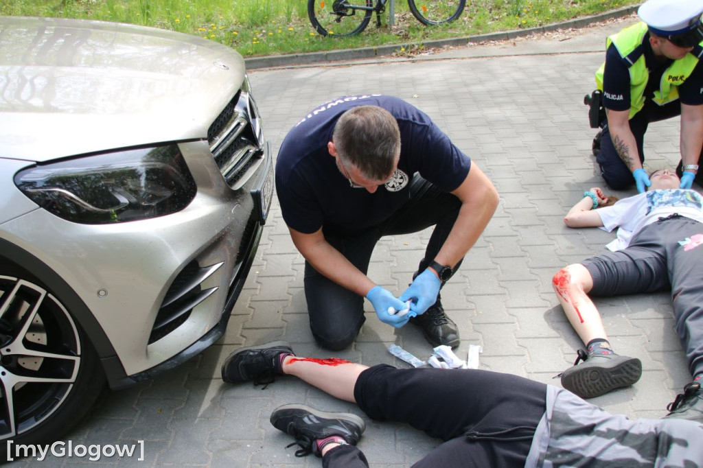 W Sławie potrącone rowerzystki, rozbite auto i dryfujący nurek