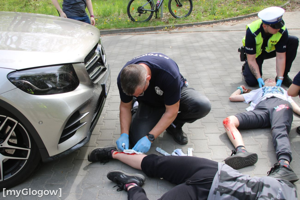 W Sławie potrącone rowerzystki, rozbite auto i dryfujący nurek
