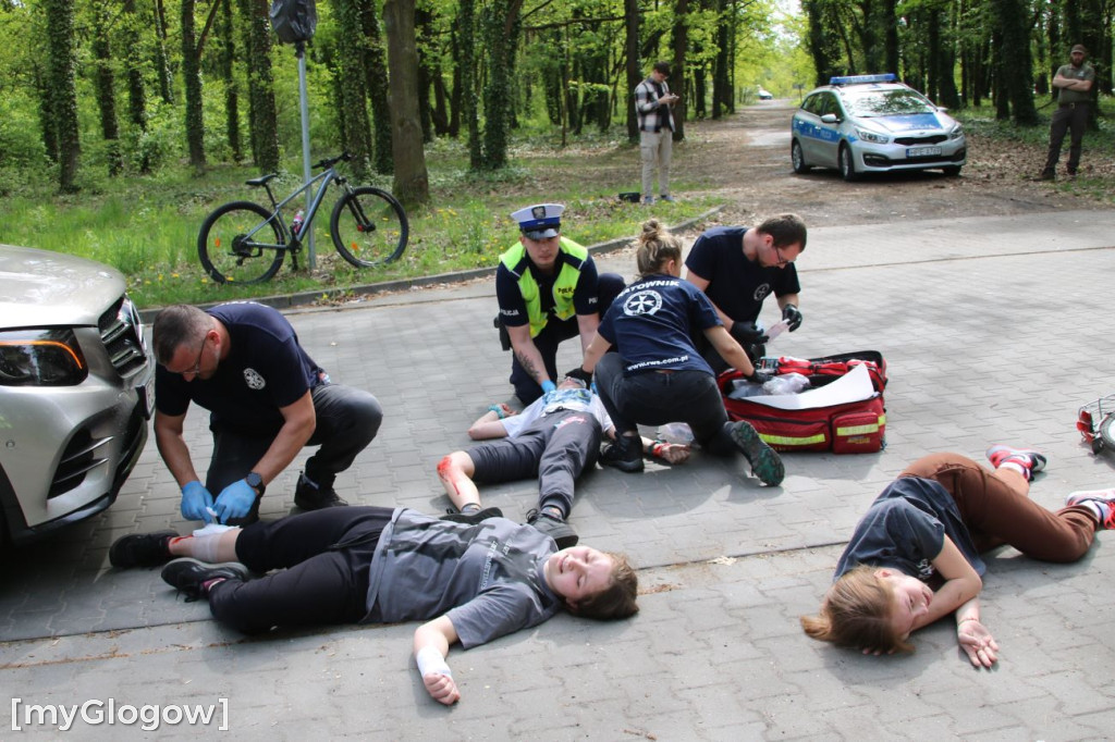 W Sławie potrącone rowerzystki, rozbite auto i dryfujący nurek