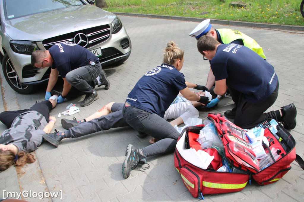 W Sławie potrącone rowerzystki, rozbite auto i dryfujący nurek