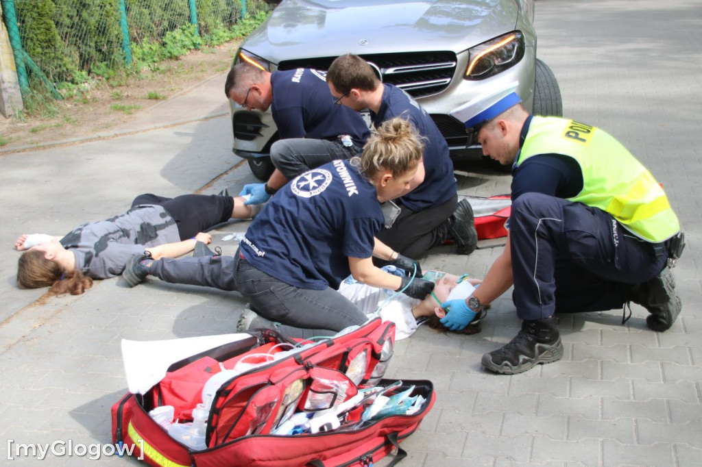 W Sławie potrącone rowerzystki, rozbite auto i dryfujący nurek