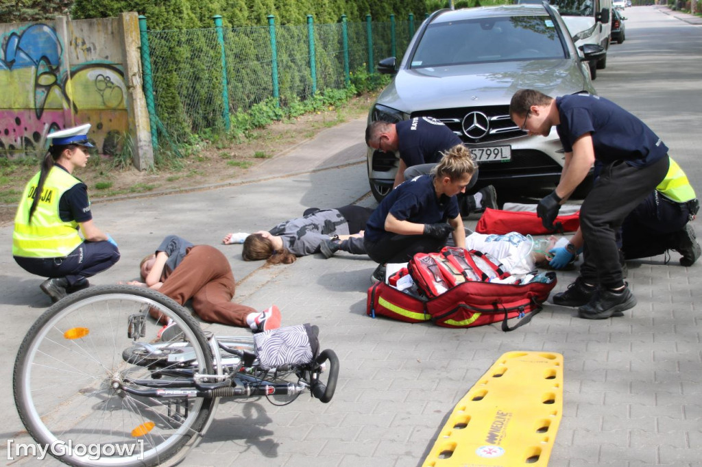 W Sławie potrącone rowerzystki, rozbite auto i dryfujący nurek