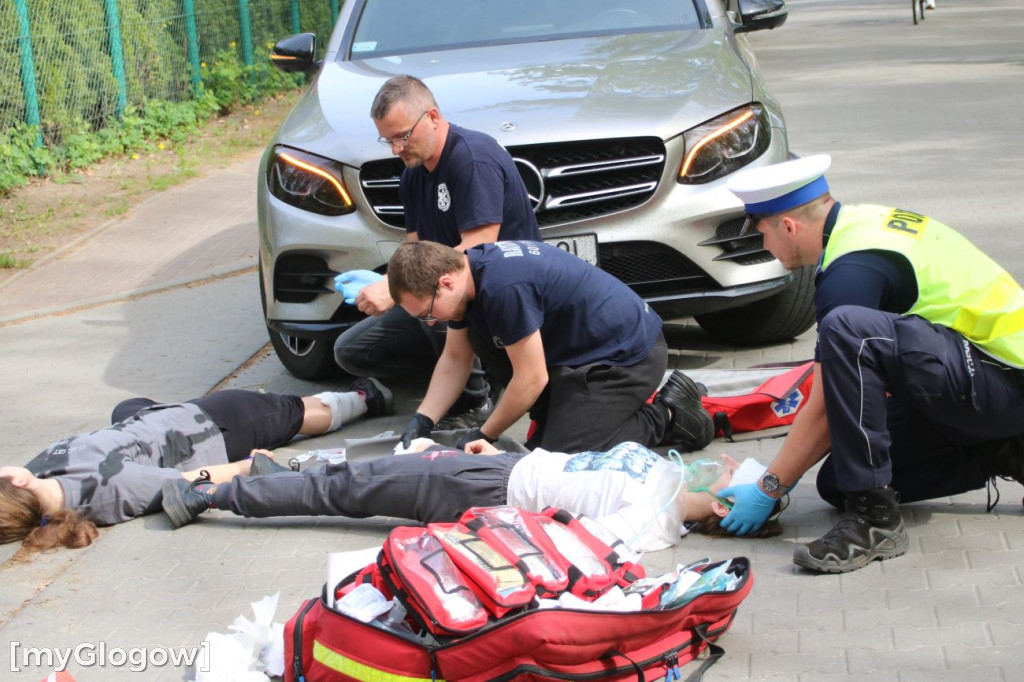 W Sławie potrącone rowerzystki, rozbite auto i dryfujący nurek