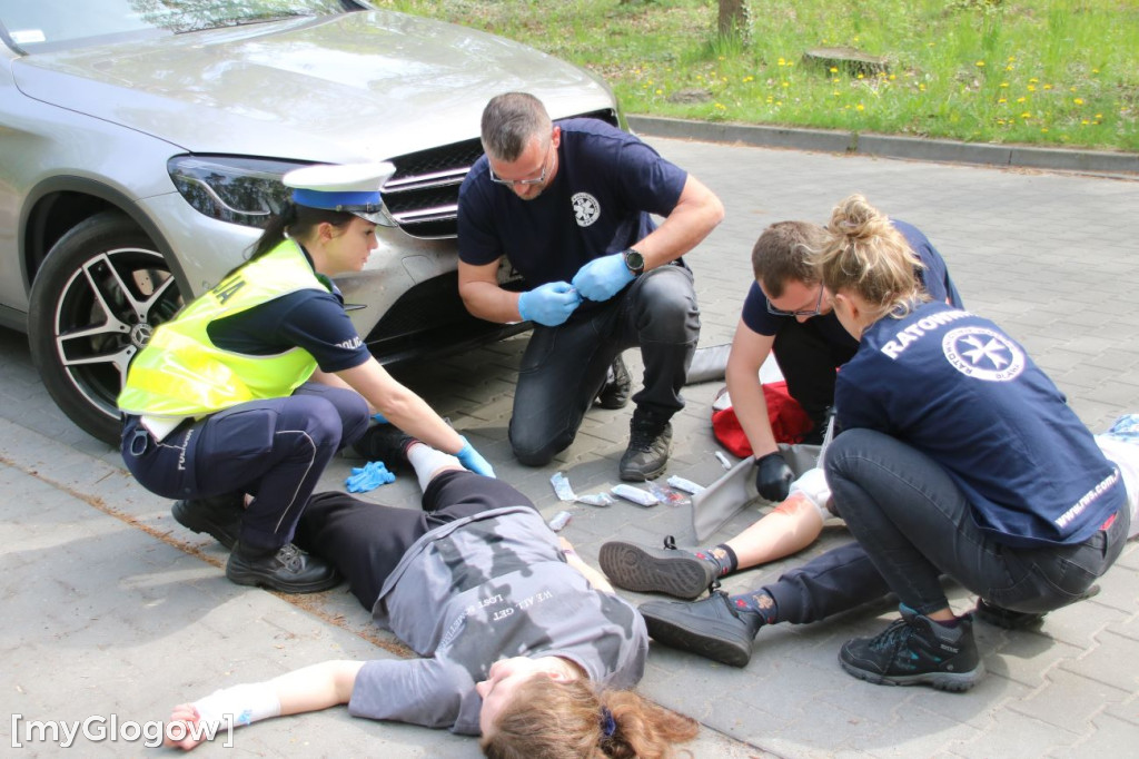 W Sławie potrącone rowerzystki, rozbite auto i dryfujący nurek