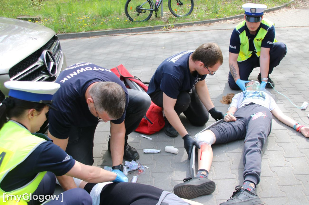 W Sławie potrącone rowerzystki, rozbite auto i dryfujący nurek