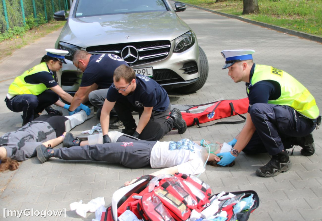 W Sławie potrącone rowerzystki, rozbite auto i dryfujący nurek