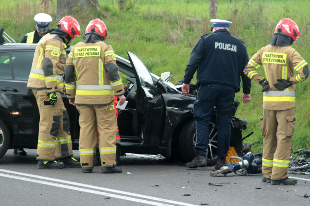 Zderzenie samochodów na krajowej 12 pod Głogowem