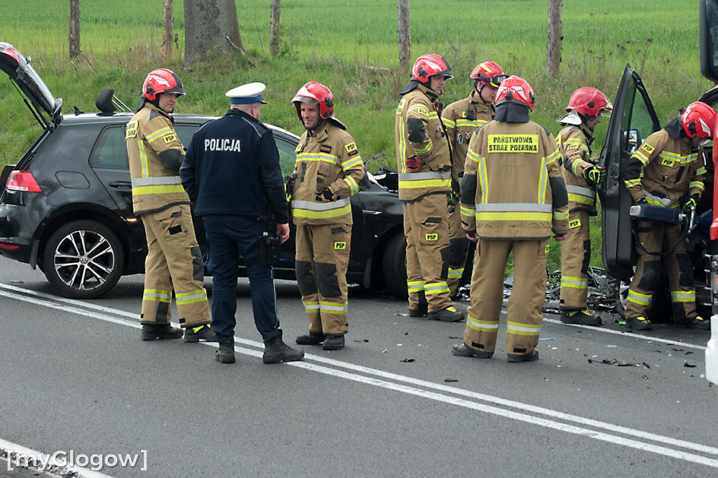 Zderzenie samochodów na krajowej 12 pod Głogowem