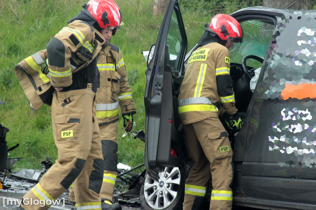 Zderzenie samochodów na krajowej 12 pod Głogowem