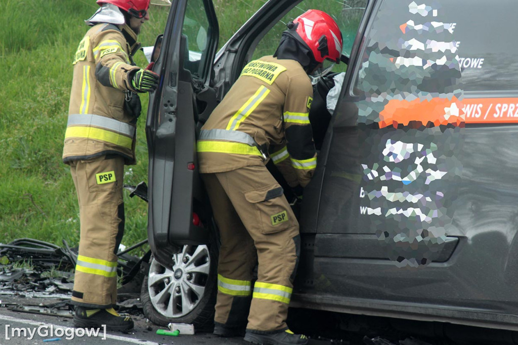 Zderzenie samochodów na krajowej 12 pod Głogowem