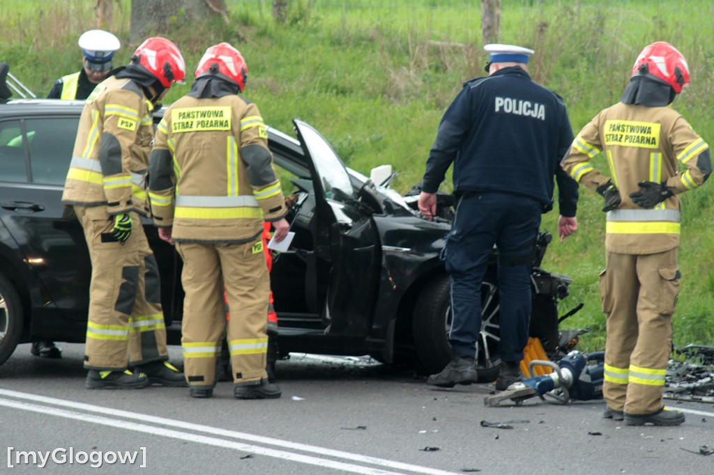 Zderzenie samochodów na krajowej 12 pod Głogowem