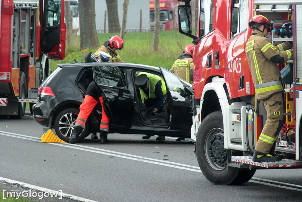 Zderzenie samochodów na krajowej 12 pod Głogowem