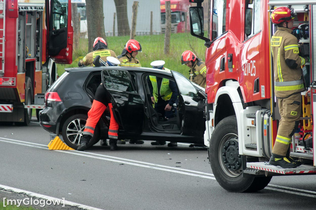 Zderzenie samochodów na krajowej 12 pod Głogowem