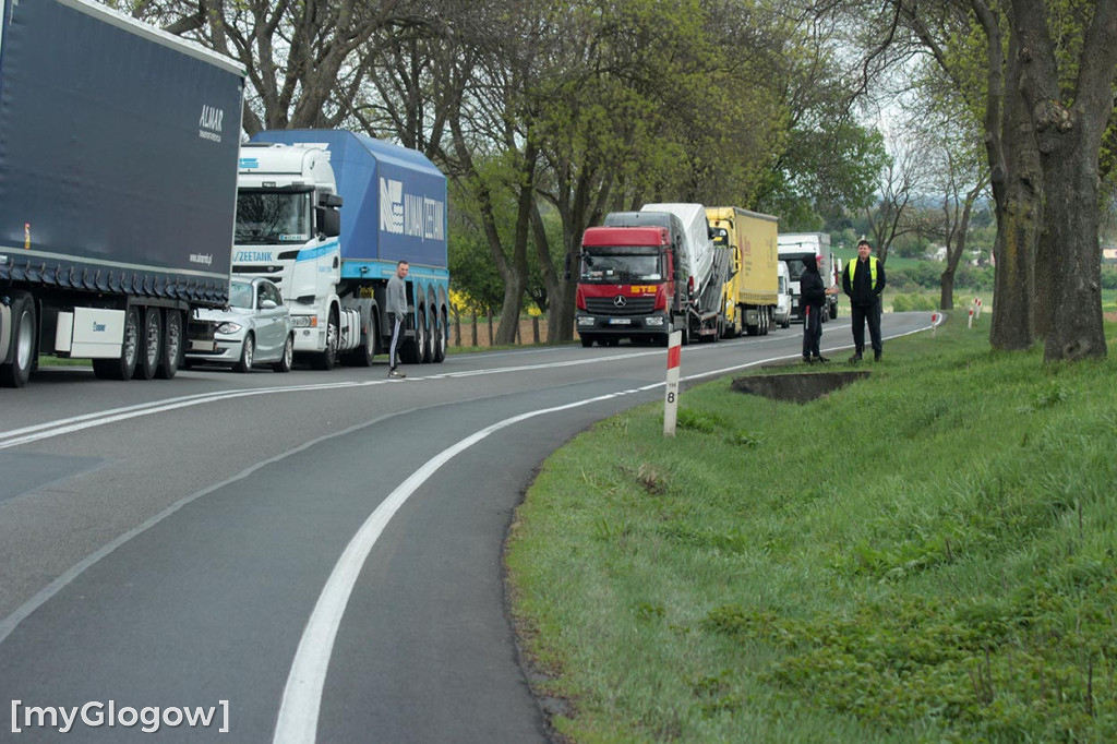 Zderzenie samochodów na krajowej 12 pod Głogowem