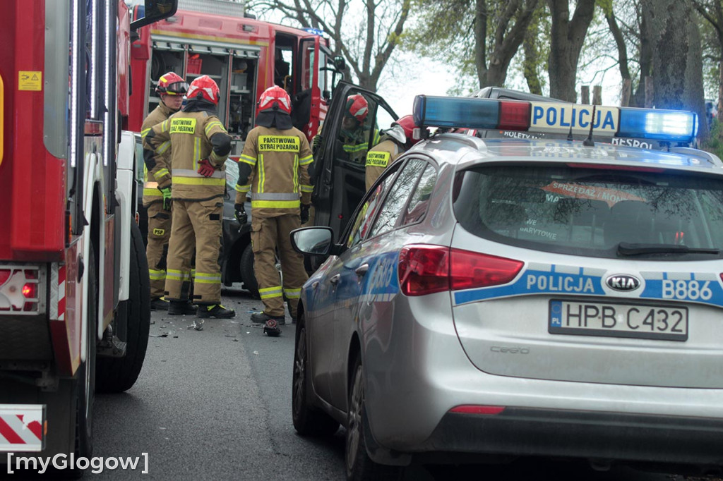 Zderzenie samochodów na krajowej 12 pod Głogowem