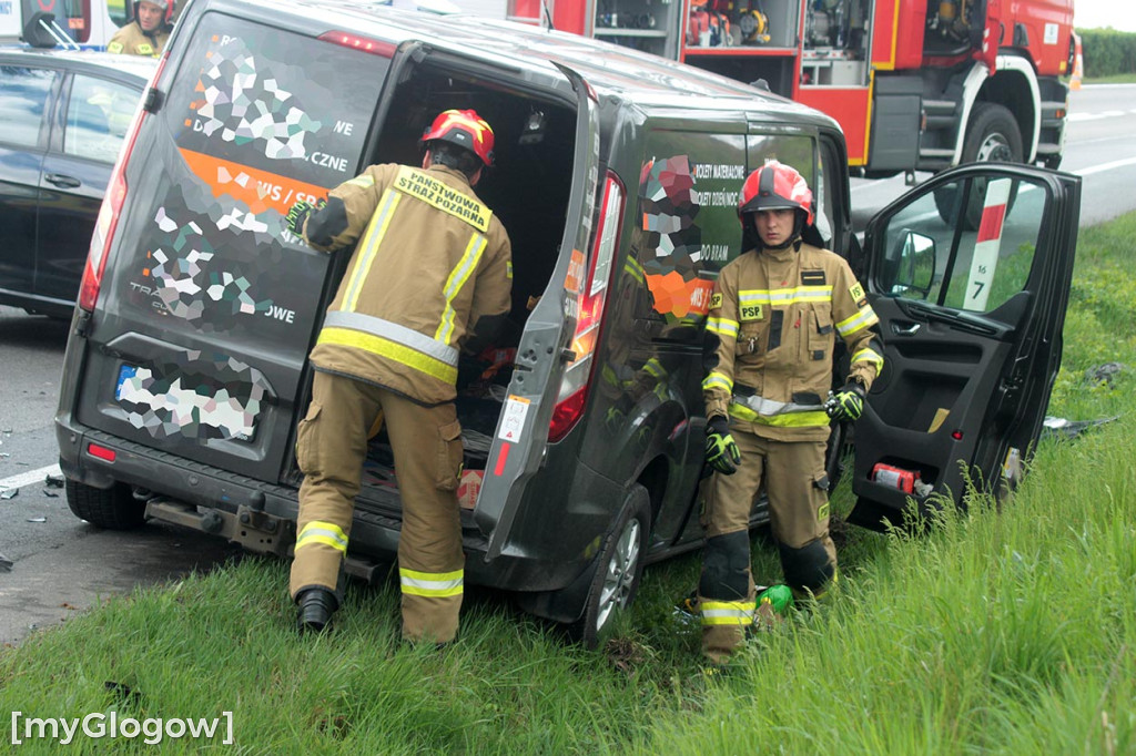 Zderzenie samochodów na krajowej 12 pod Głogowem