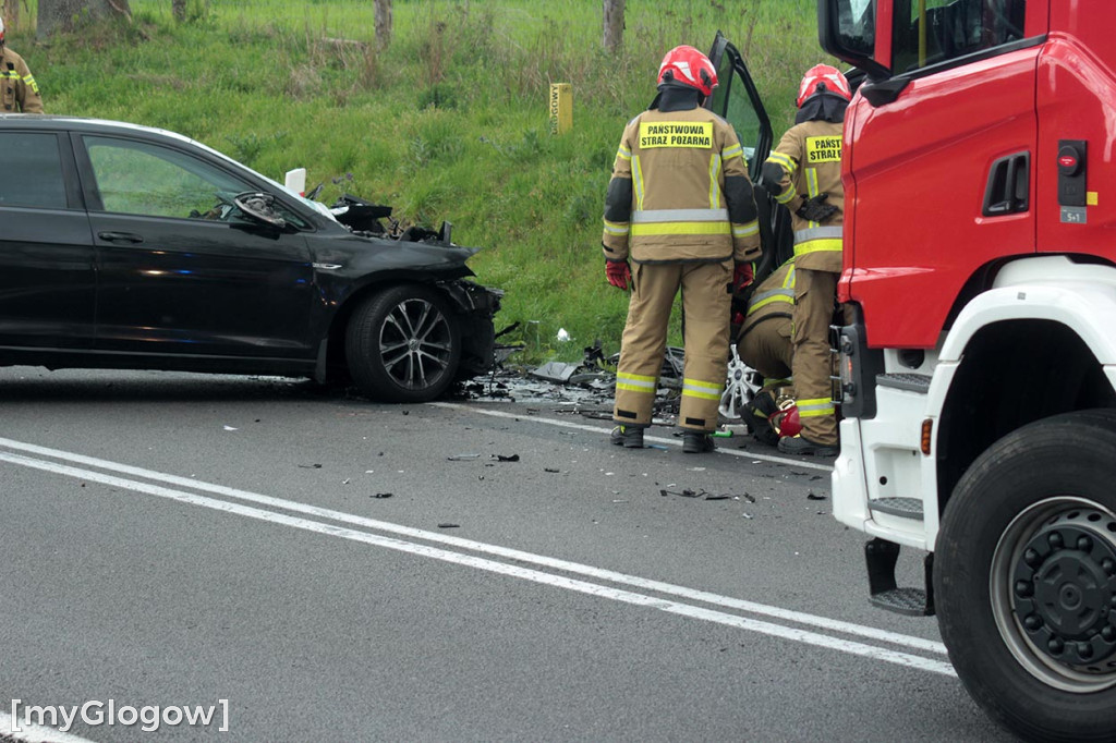 Zderzenie samochodów na krajowej 12 pod Głogowem