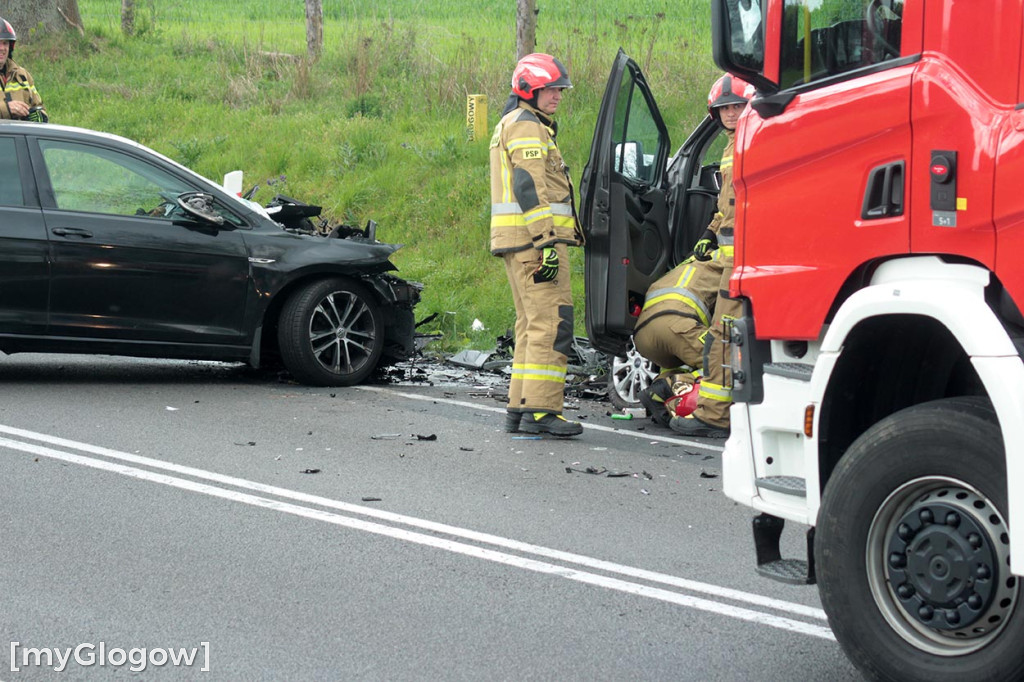 Zderzenie samochodów na krajowej 12 pod Głogowem