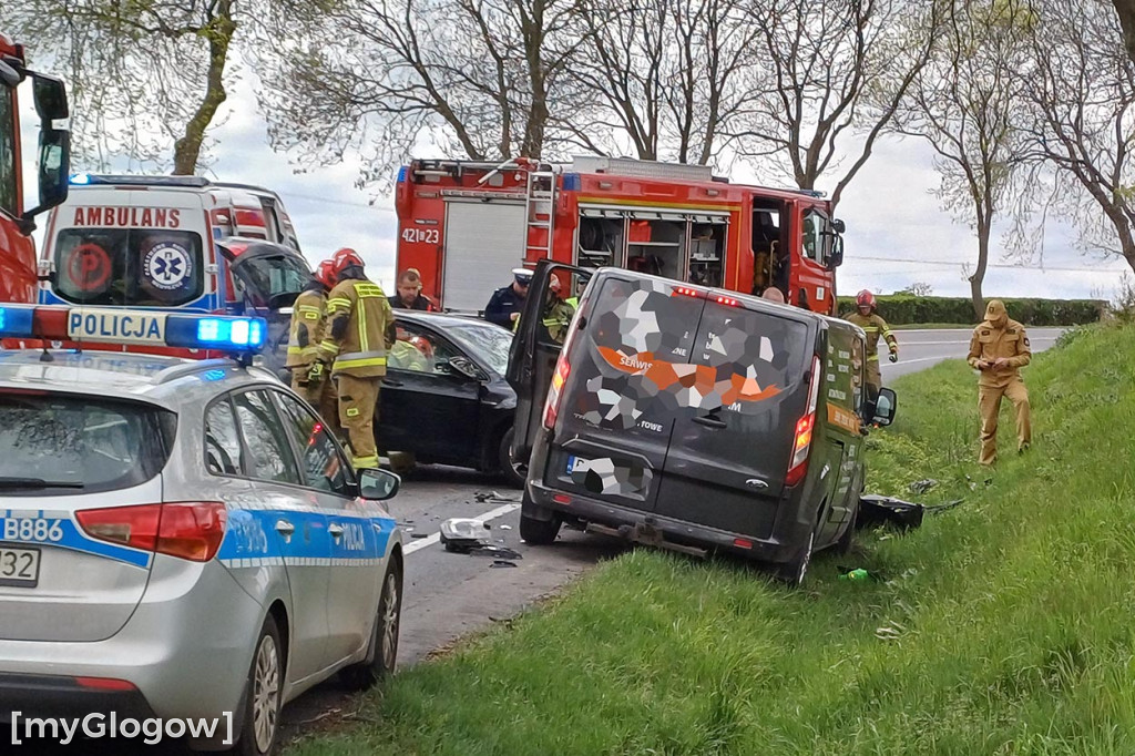 Zderzenie samochodów na krajowej 12 pod Głogowem