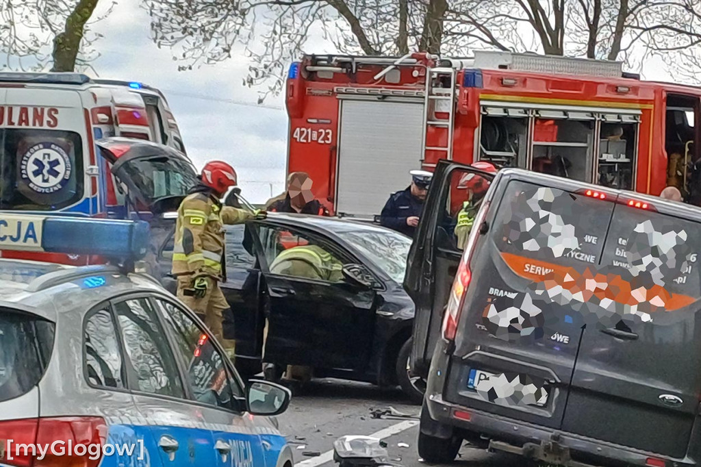 Zderzenie samochodów na krajowej 12 pod Głogowem