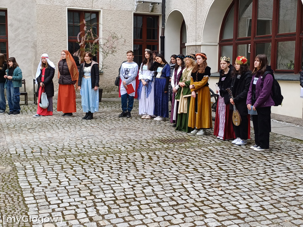 Dziś w Głogowie uczniowie ruszyli śladem gołębia