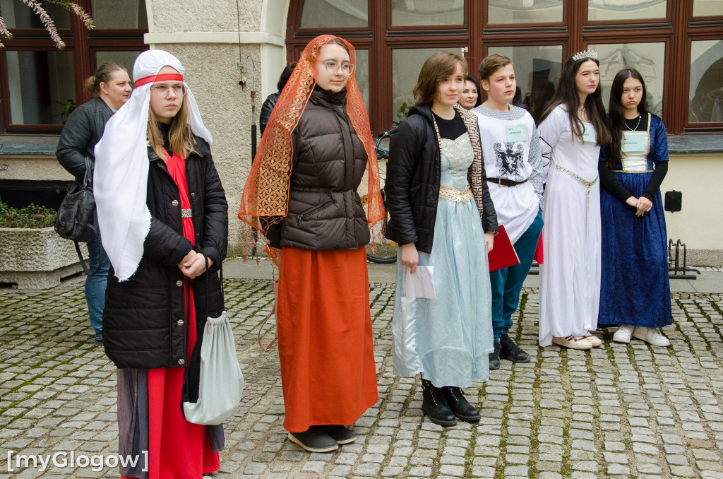 Dziś w Głogowie uczniowie ruszyli śladem gołębia