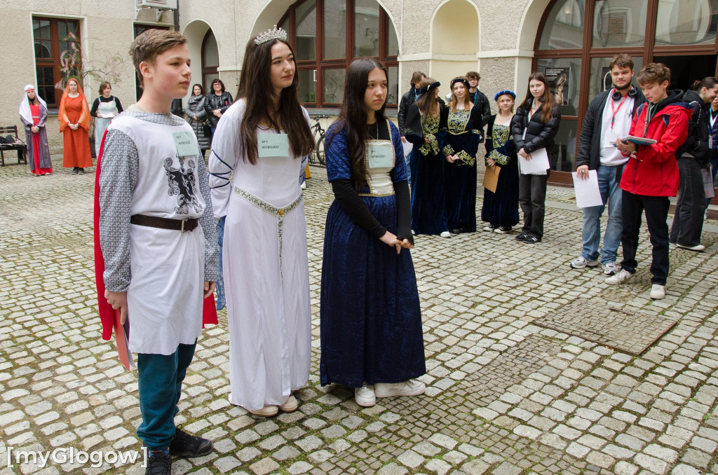 Dziś w Głogowie uczniowie ruszyli śladem gołębia