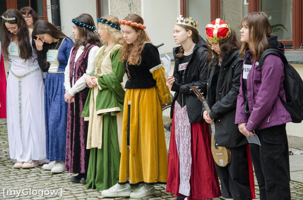 Dziś w Głogowie uczniowie ruszyli śladem gołębia