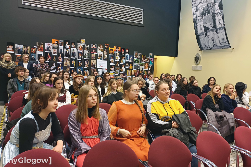 Dziś w Głogowie uczniowie ruszyli śladem gołębia