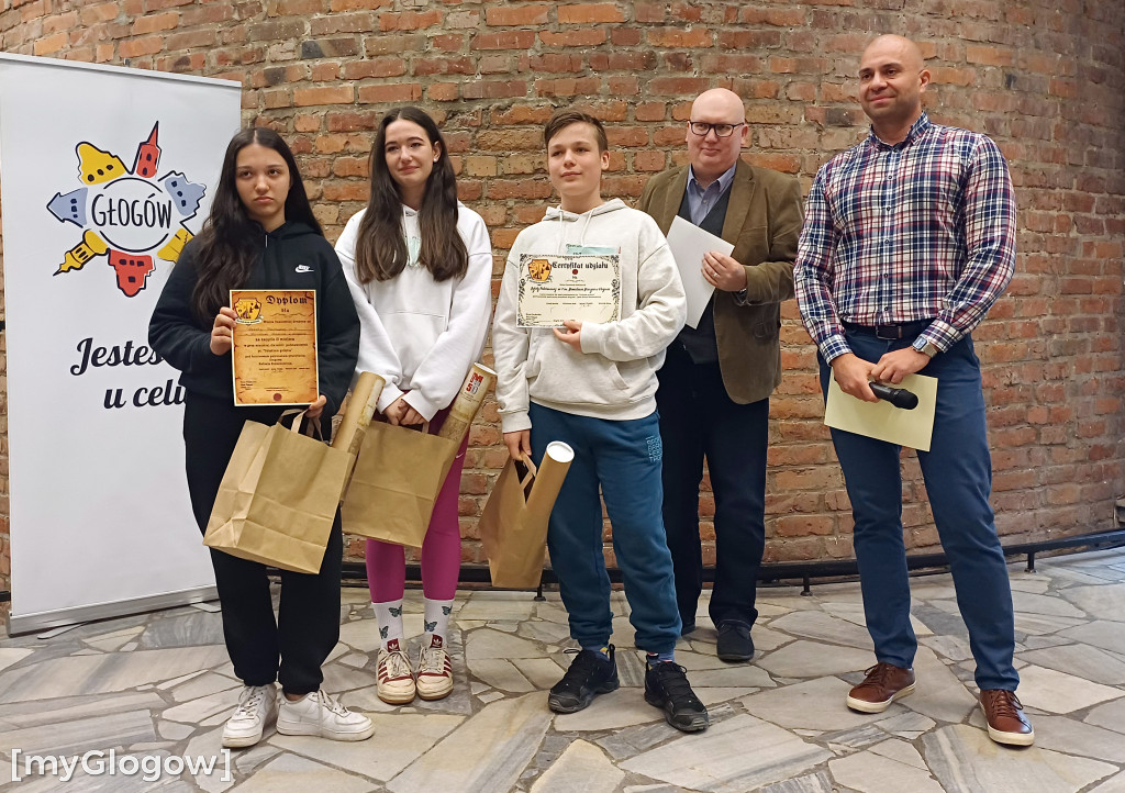 Dziś w Głogowie uczniowie ruszyli śladem gołębia