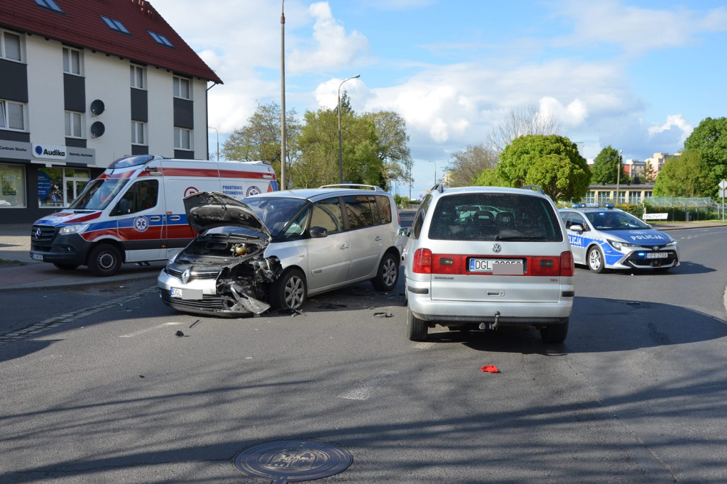 Zderzenie dwóch osobówek na Obrońców Pokoju w Głogowie