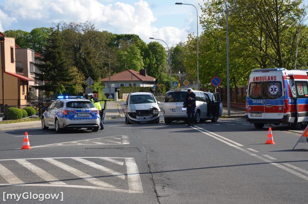 Zderzenie dwóch osobówek na Obrońców Pokoju w Głogowie