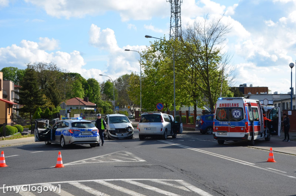 Zderzenie dwóch osobówek na Obrońców Pokoju w Głogowie