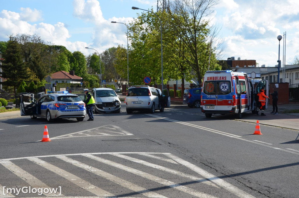 Zderzenie dwóch osobówek na Obrońców Pokoju w Głogowie