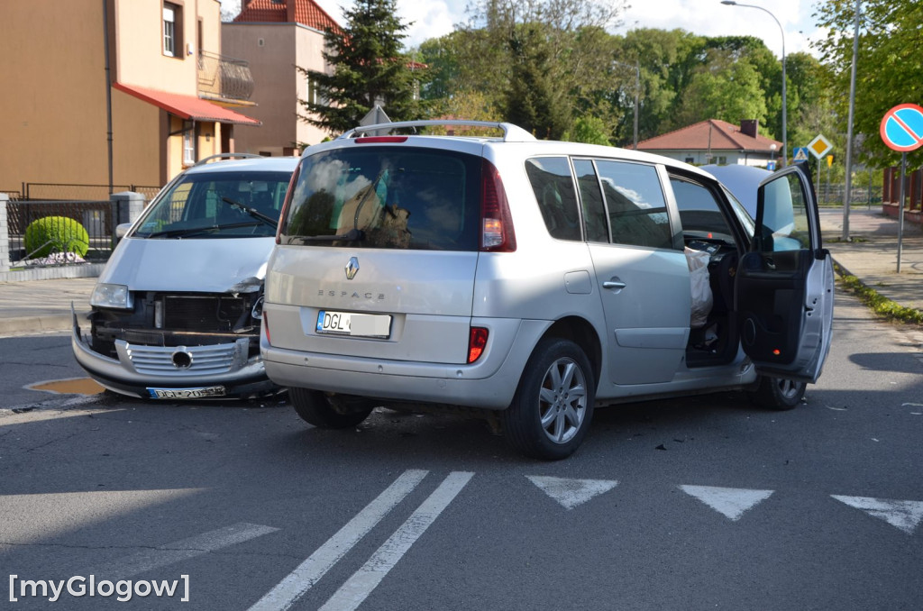 Zderzenie dwóch osobówek na Obrońców Pokoju w Głogowie