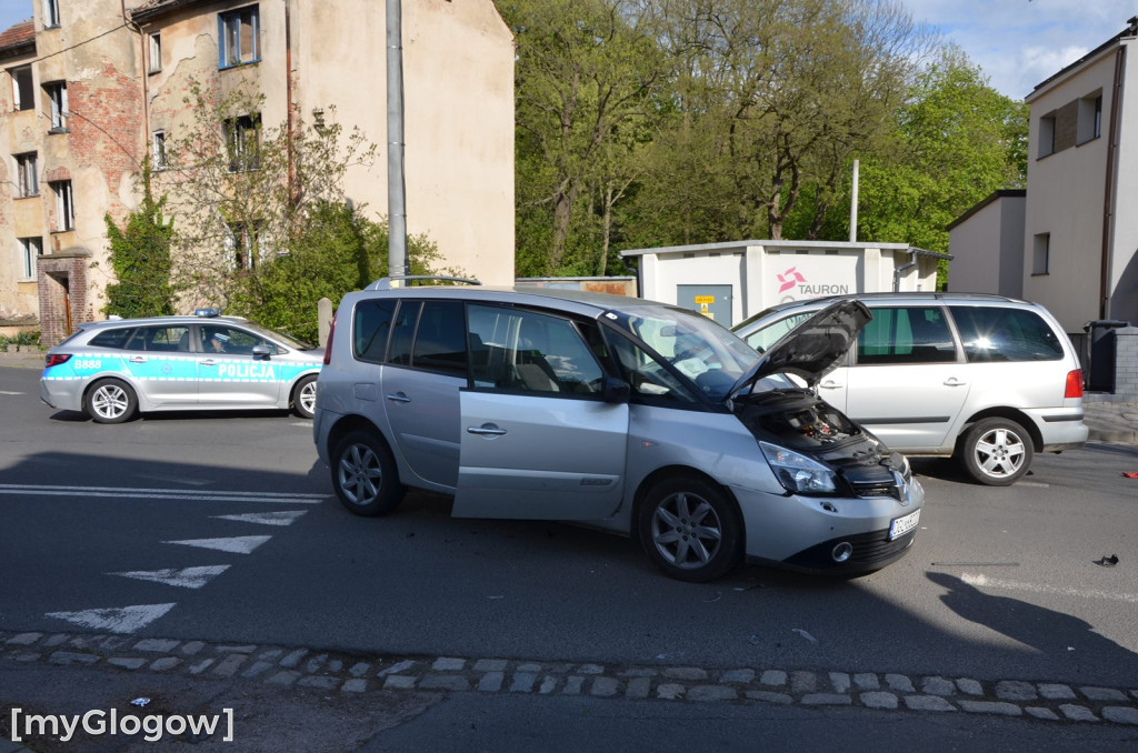 Zderzenie dwóch osobówek na Obrońców Pokoju w Głogowie