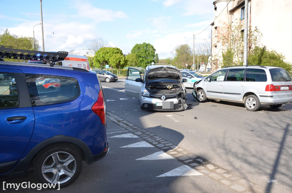 Zderzenie dwóch osobówek na Obrońców Pokoju w Głogowie