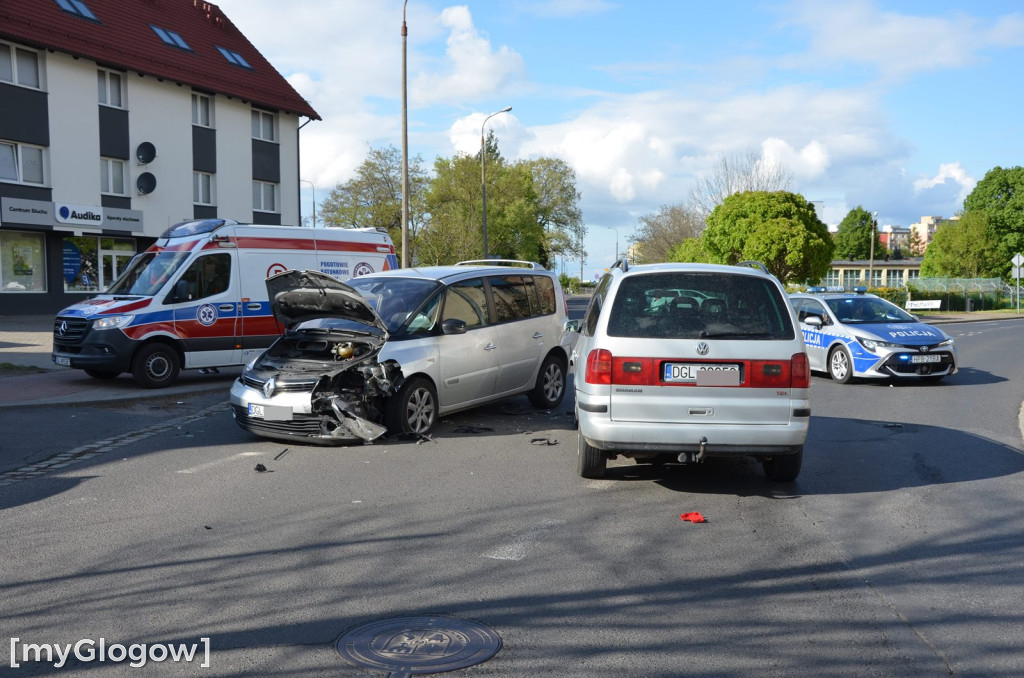 Zderzenie dwóch osobówek na Obrońców Pokoju w Głogowie
